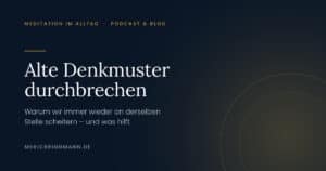 Alte Denkmuster durchbrechen – Person sitzt ruhig in Meditationshaltung