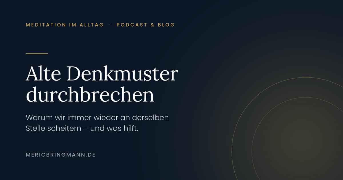 Alte Denkmuster durchbrechen – Person sitzt ruhig in Meditationshaltung